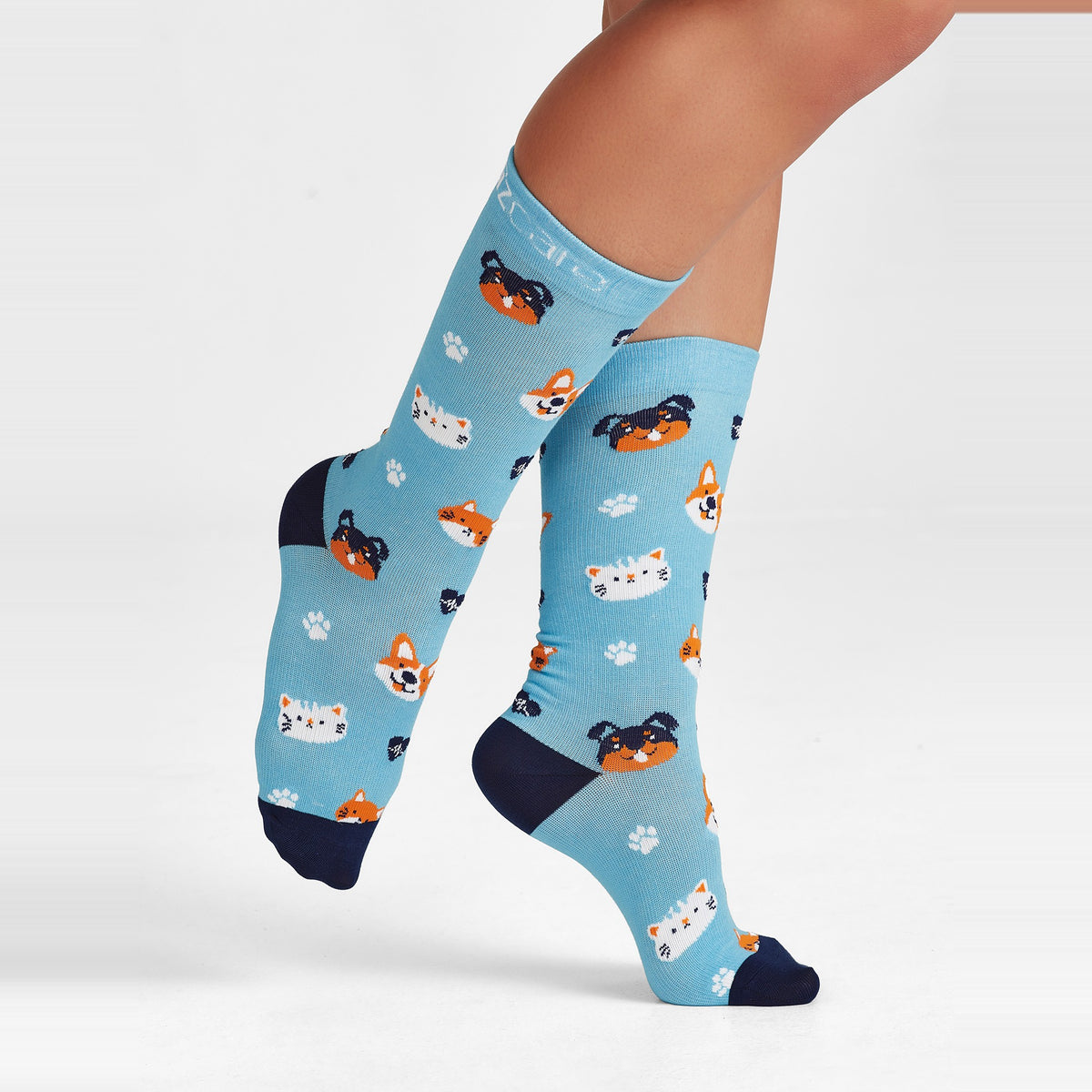Inaura Happy Unisex Feet Comfort Socks CCS149U in Mid Blue/Navy, worn by model