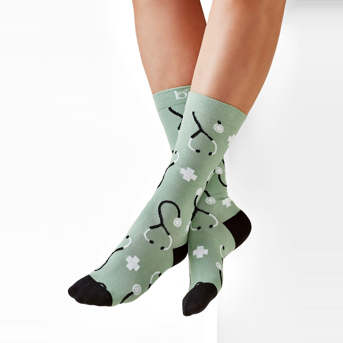 Inaura Happy Unisex Feet Comfort Socks CCS149U in Sage/Black, worn by model
